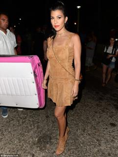 Kourtney Kardashian feet photo thumbnail