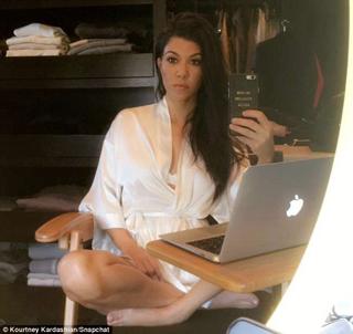 Kourtney Kardashian feet photo thumbnail