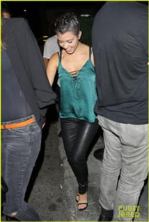 Kourtney Kardashian feet photo thumbnail