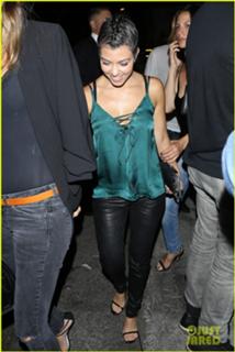 Kourtney Kardashian feet photo thumbnail