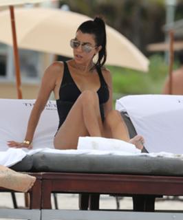 Kourtney Kardashian feet photo thumbnail