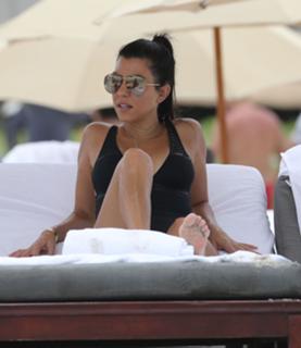 Kourtney Kardashian feet photo thumbnail