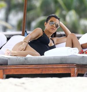Kourtney Kardashian feet photo thumbnail