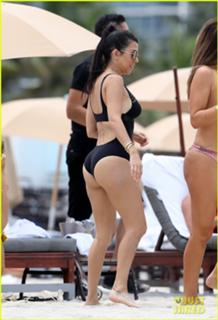 Kourtney Kardashian feet photo thumbnail