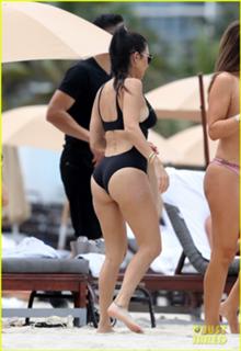 Kourtney Kardashian feet photo thumbnail
