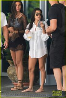 Kourtney Kardashian feet photo thumbnail