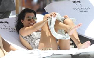 Kourtney Kardashian feet photo thumbnail