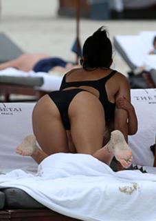 Kourtney Kardashian feet photo thumbnail