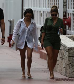 Kourtney Kardashian feet photo thumbnail