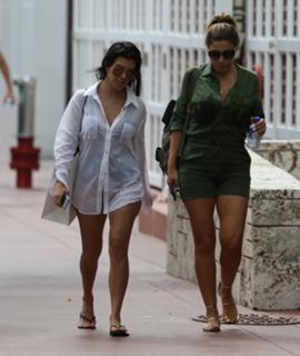 Kourtney Kardashian feet photo thumbnail