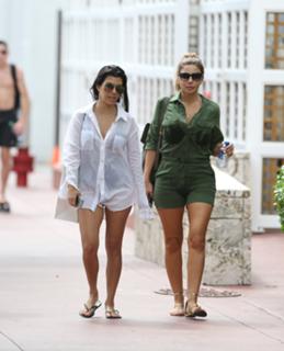 Kourtney Kardashian feet photo thumbnail