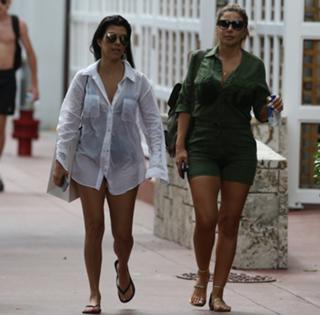 Kourtney Kardashian feet photo thumbnail
