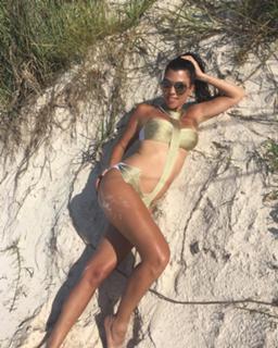 Kourtney Kardashian feet photo thumbnail