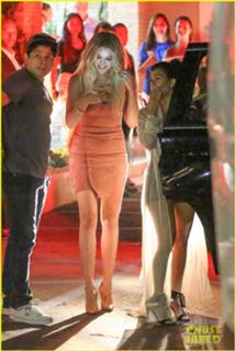 Kourtney Kardashian feet photo thumbnail