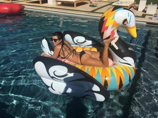 Kourtney Kardashian feet photo thumbnail