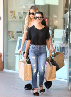 Kourtney Kardashian feet photo thumbnail