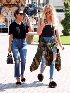 Kourtney Kardashian feet photo thumbnail