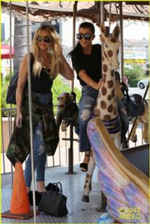 Kourtney Kardashian feet photo thumbnail