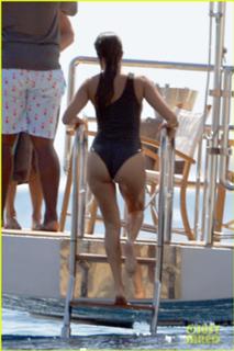 Kourtney Kardashian feet photo thumbnail