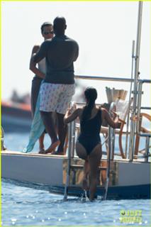Kourtney Kardashian feet photo thumbnail