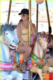 Kourtney Kardashian feet photo thumbnail