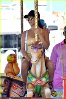 Kourtney Kardashian feet photo thumbnail