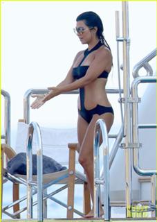 Kourtney Kardashian feet photo thumbnail