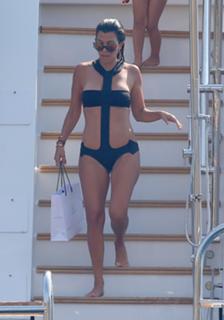 Kourtney Kardashian feet photo thumbnail