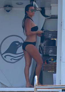 Kourtney Kardashian feet photo thumbnail