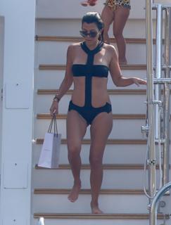 Kourtney Kardashian feet photo thumbnail