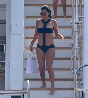 Kourtney Kardashian feet photo thumbnail