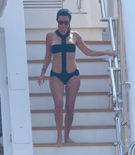 Kourtney Kardashian feet photo thumbnail