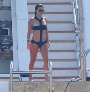 Kourtney Kardashian feet photo thumbnail