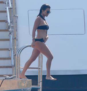 Kourtney Kardashian feet photo thumbnail