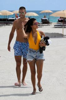 Kourtney Kardashian feet photo thumbnail