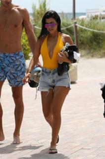 Kourtney Kardashian feet photo thumbnail