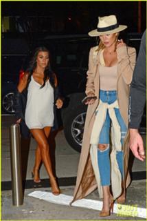 Kourtney Kardashian feet photo thumbnail