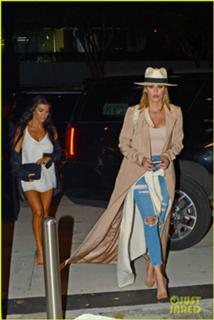 Kourtney Kardashian feet photo thumbnail