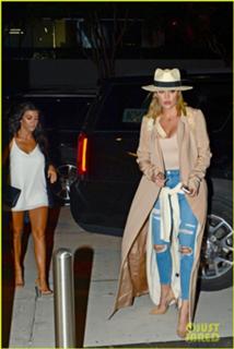 Kourtney Kardashian feet photo thumbnail