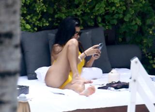 Kourtney Kardashian feet photo thumbnail