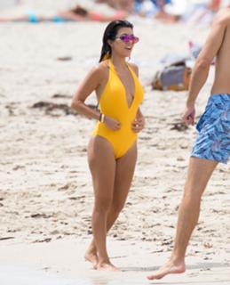 Kourtney Kardashian feet photo thumbnail