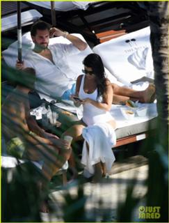 Kourtney Kardashian feet photo thumbnail