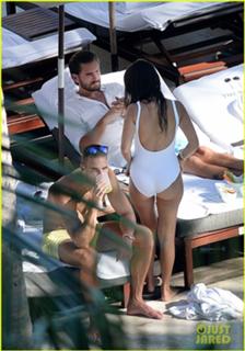 Kourtney Kardashian feet photo thumbnail