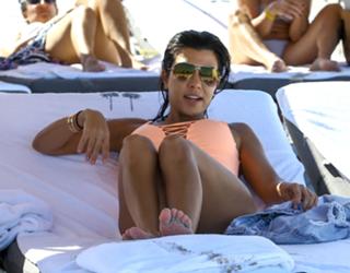 Kourtney Kardashian feet photo thumbnail