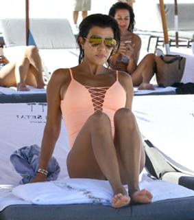 Kourtney Kardashian feet photo thumbnail