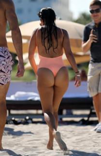 Kourtney Kardashian feet photo thumbnail