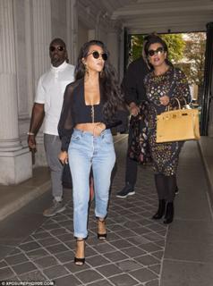 Kourtney Kardashian feet photo thumbnail