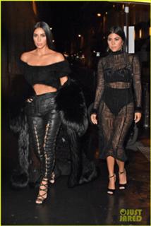 Kourtney Kardashian feet photo thumbnail