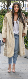 Kourtney Kardashian feet photo thumbnail