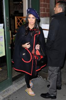 Kourtney Kardashian feet photo thumbnail